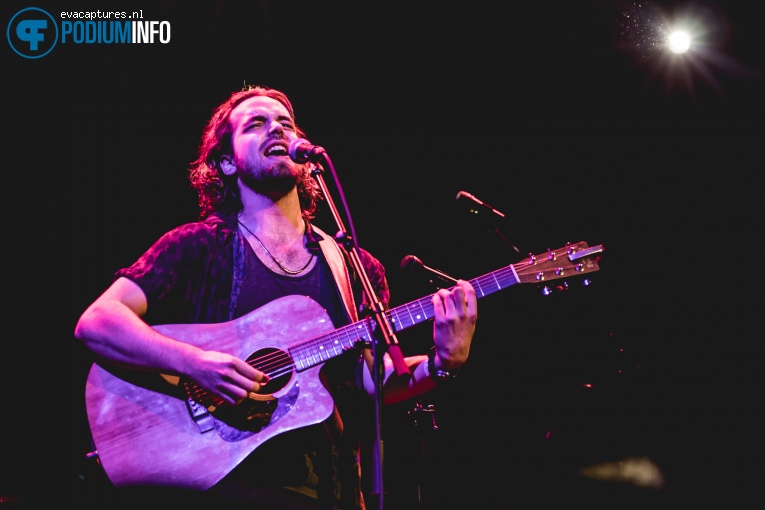 Jasper Erkens op Lucas Hamming - 13/12 - Paradiso foto