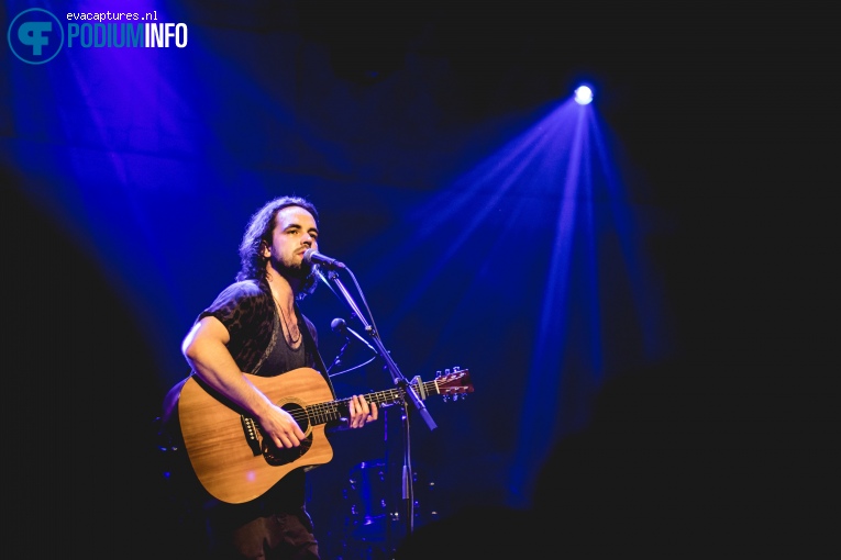 Jasper Erkens op Lucas Hamming - 13/12 - Paradiso foto