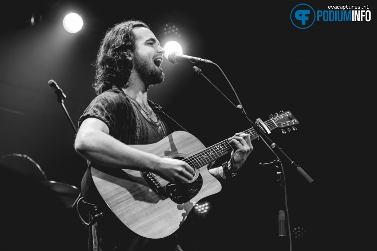 Jasper Erkens op Lucas Hamming - 13/12 - Paradiso foto