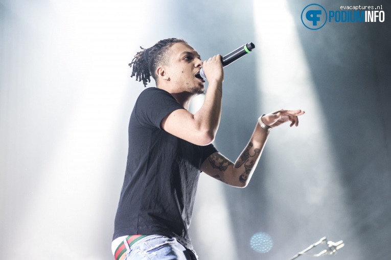 Ronnie Flex op Ronnie Flex & Deuxperience Band - 15/12 - TivoliVredenburg foto