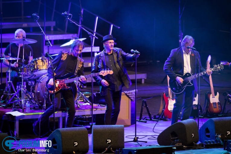 Johan Derksen op Johan Derksen - Johan Derksen en de Pioniers van de Nederpop - 28/12 - Ahoy foto