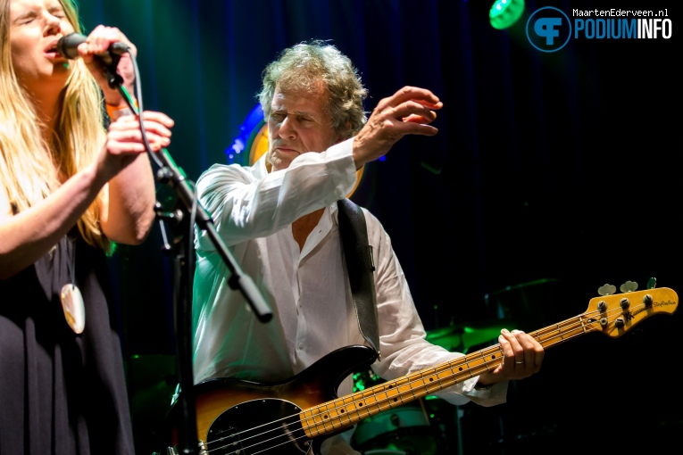John Illsley & Band op John Illsley of Dire Straits - 10/03 - Boerderij foto