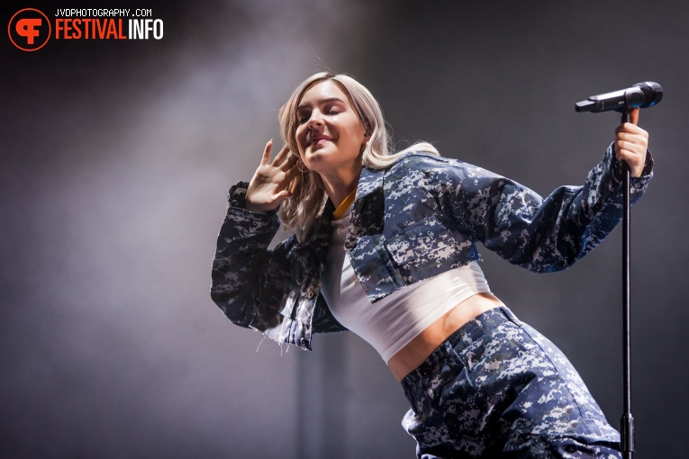 Anne-Marie op Paaspop Schijndel 2018 - Vrijdag foto