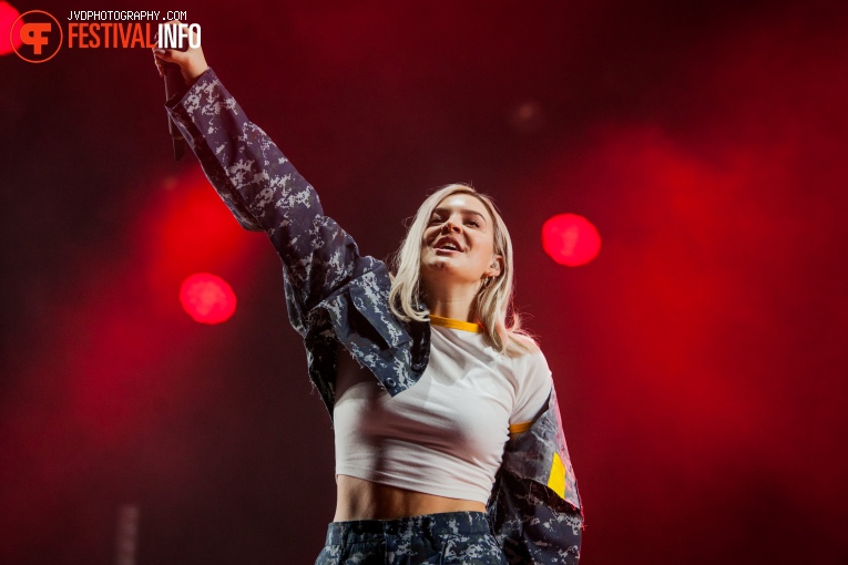 Anne-Marie op Paaspop Schijndel 2018 - Vrijdag foto