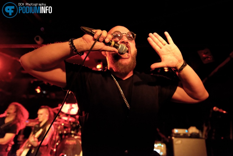 Foto Geoff Tate op Angra - 15/4 - Baroeg
