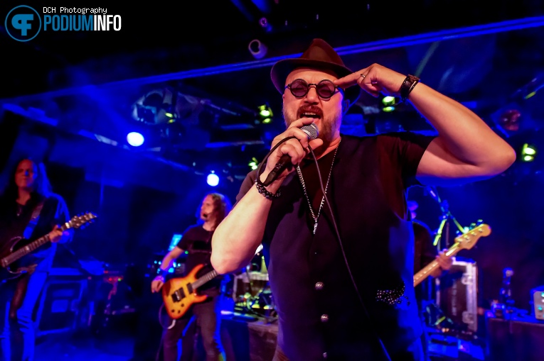 Foto Geoff Tate op Angra - 15/4 - Baroeg