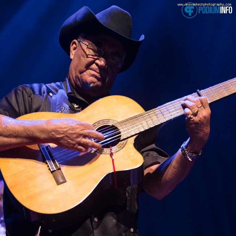 Foto Eliades Ochoa op Eliades Ochoa - 29/04 - TivoliVredenburg