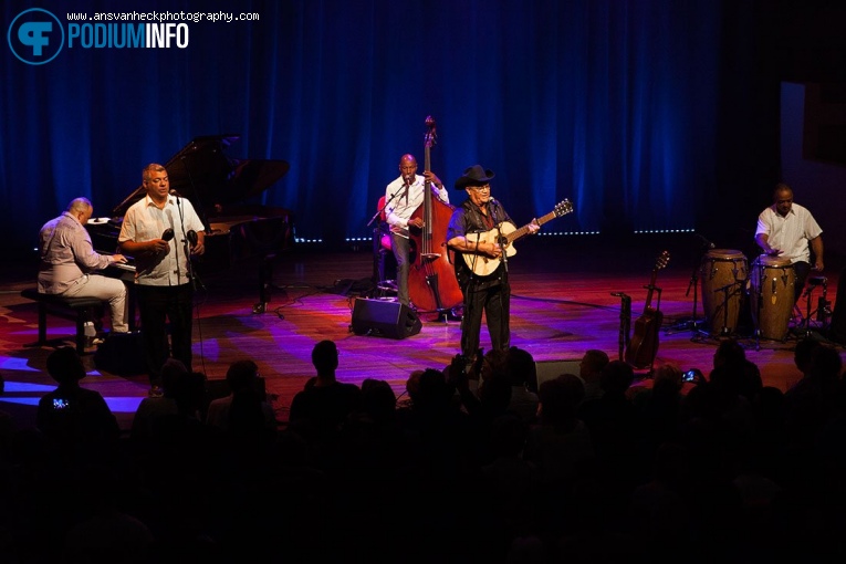 Foto Eliades Ochoa op Eliades Ochoa - 29/04 - TivoliVredenburg