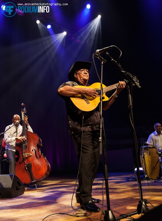 Foto Eliades Ochoa op Eliades Ochoa - 29/04 - TivoliVredenburg