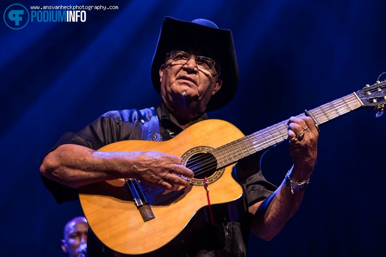 Eliades Ochoa op Eliades Ochoa - 29/04 - TivoliVredenburg foto