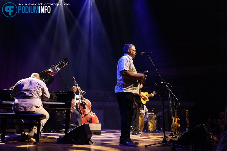 Eliades Ochoa op Eliades Ochoa - 29/04 - TivoliVredenburg foto