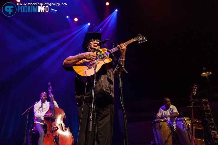 Eliades Ochoa op Eliades Ochoa - 29/04 - TivoliVredenburg foto