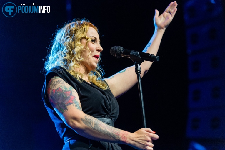 Anneke van Giersbergen op Anneke van Giersbergen & Residentie Orkest - 18/05 - 013 foto