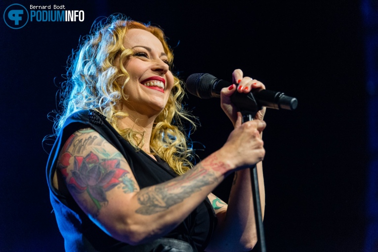 Anneke van Giersbergen op Anneke van Giersbergen & Residentie Orkest - 18/05 - 013 foto