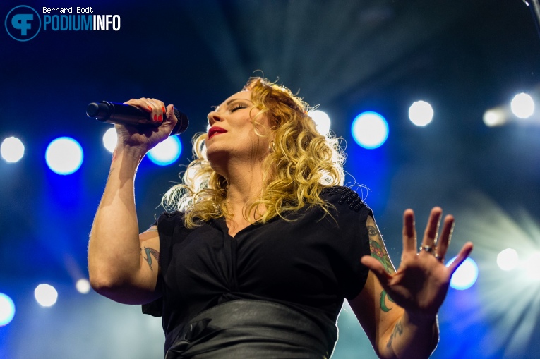 Anneke van Giersbergen op Anneke van Giersbergen & Residentie Orkest - 18/05 - 013 foto