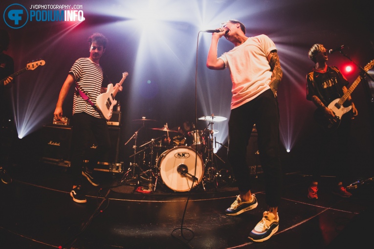 Broadside op Trash boat - 22/5 - Melkweg foto
