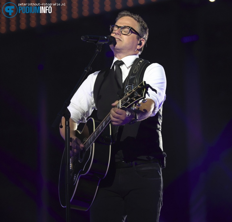 Guus Meeuwis op Guus Meeuwis - Groots met een zachte G - 08/06 - Philips Stadion foto