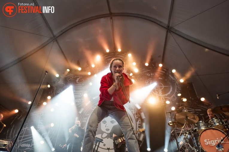 Sigrid op Pinkpop 2018 - Zondag foto