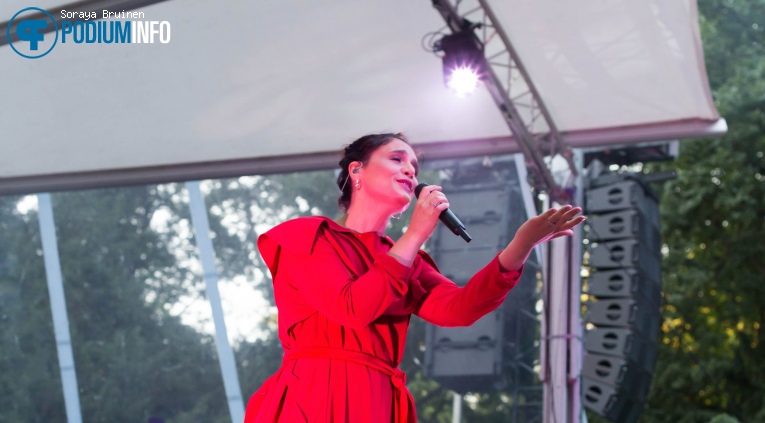 Jessie Ware op Jessie Ware - 04/07 - Openlucht Theater Amsterdamse Bos foto