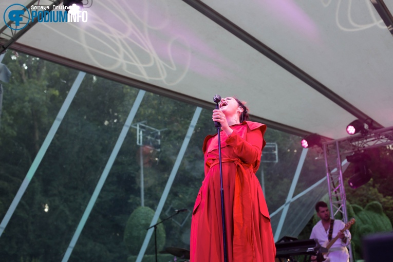 Jessie Ware op Jessie Ware - 04/07 - Openlucht Theater Amsterdamse Bos foto