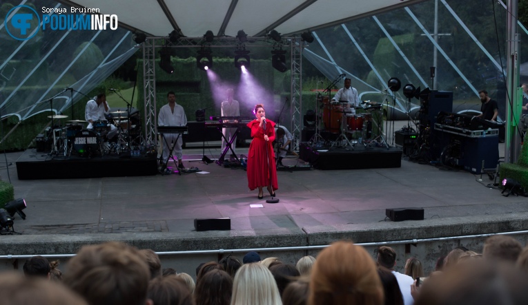 Jessie Ware op Jessie Ware - 04/07 - Openlucht Theater Amsterdamse Bos foto