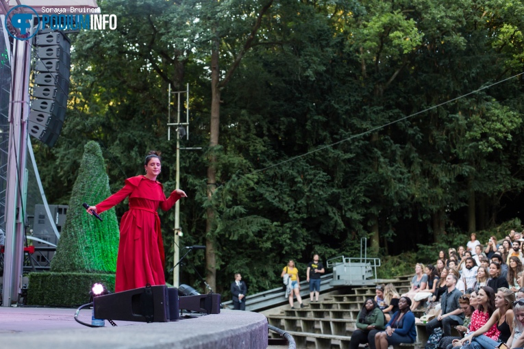 Jessie Ware op Jessie Ware - 04/07 - Openlucht Theater Amsterdamse Bos foto