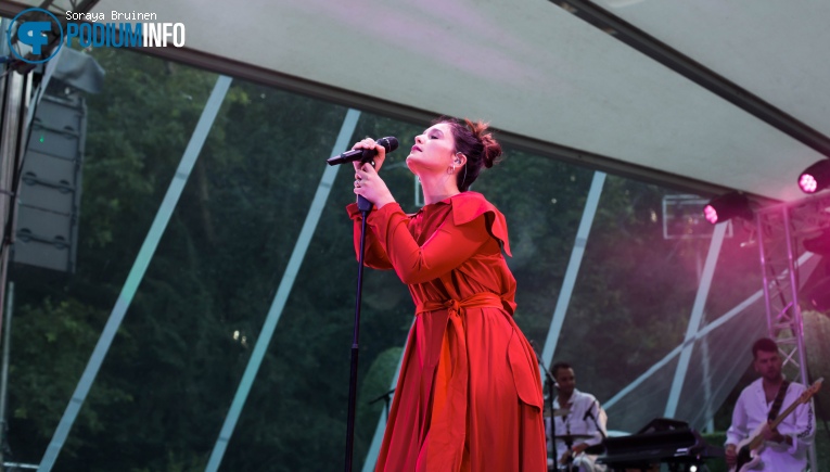 Jessie Ware op Jessie Ware - 04/07 - Openlucht Theater Amsterdamse Bos foto