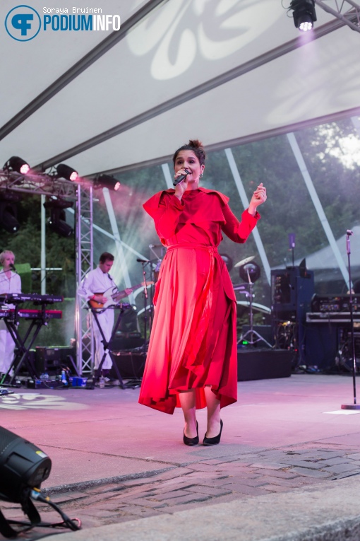 Jessie Ware op Jessie Ware - 04/07 - Openlucht Theater Amsterdamse Bos foto