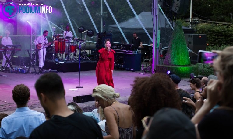 Jessie Ware op Jessie Ware - 04/07 - Openlucht Theater Amsterdamse Bos foto