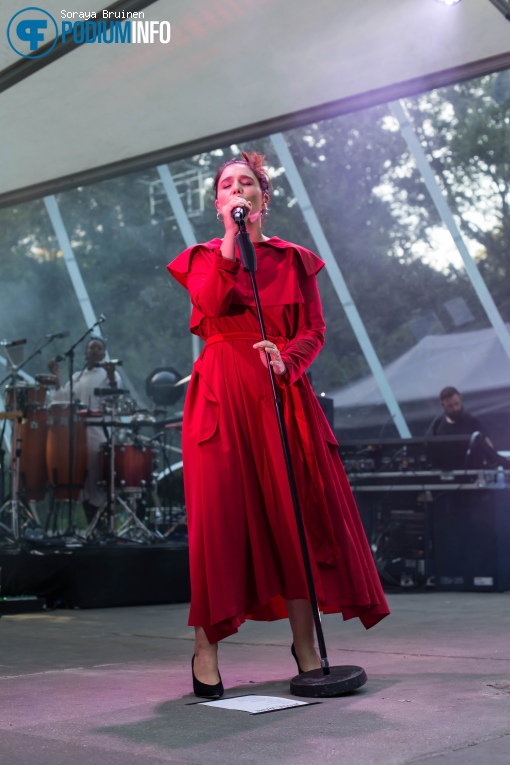 Jessie Ware op Jessie Ware - 04/07 - Openlucht Theater Amsterdamse Bos foto