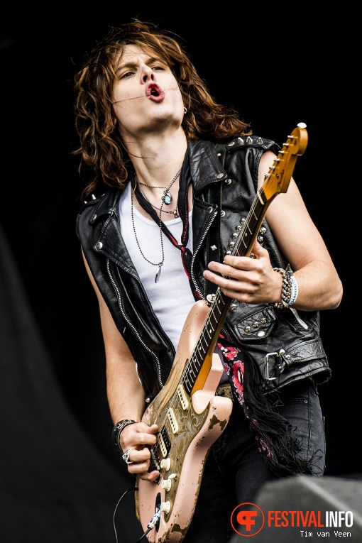 Tyler Bryant & The Shakedown op Graspop Metal Meeting 2018 - Vrijdag foto