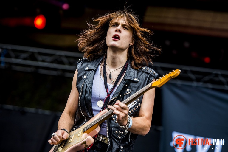 Tyler Bryant & The Shakedown op Graspop Metal Meeting 2018 - Vrijdag foto