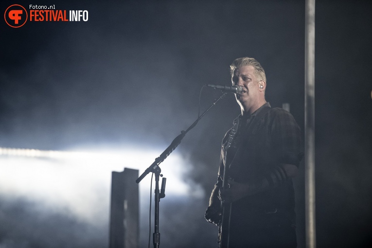 Queens Of The Stone Age op Down The Rabbit Hole 2018 - Vrijdag foto