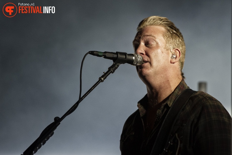 Queens Of The Stone Age op Down The Rabbit Hole 2018 - Vrijdag foto