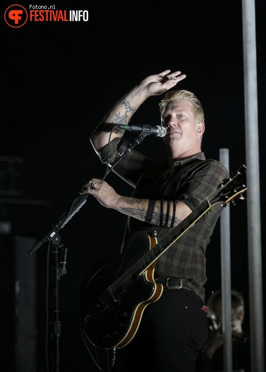 Queens Of The Stone Age op Down The Rabbit Hole 2018 - Vrijdag foto