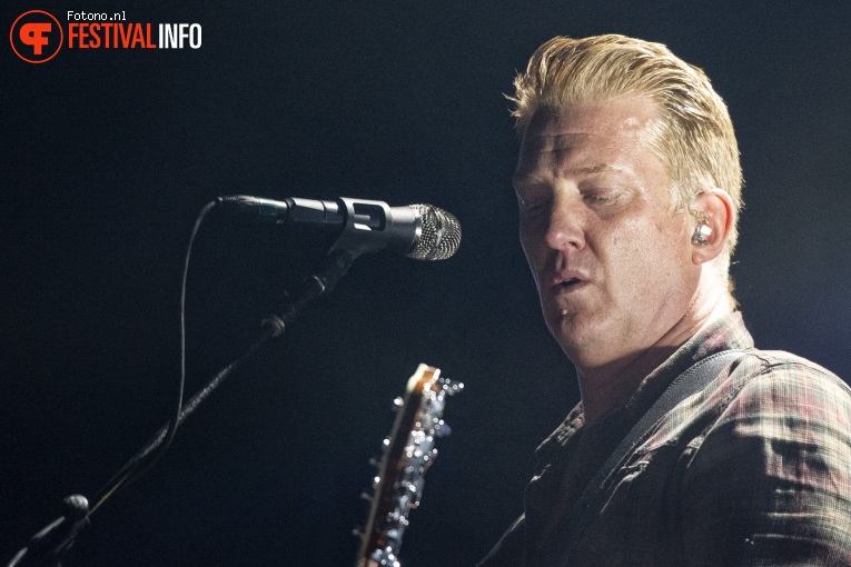 Queens Of The Stone Age op Down The Rabbit Hole 2018 - Vrijdag foto