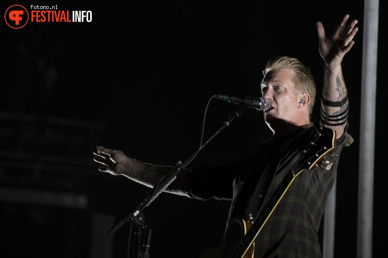 Queens Of The Stone Age op Down The Rabbit Hole 2018 - Vrijdag foto