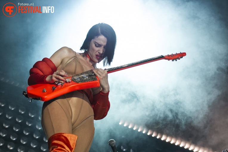 St. Vincent op Down The Rabbit Hole 2018 - Zondag foto