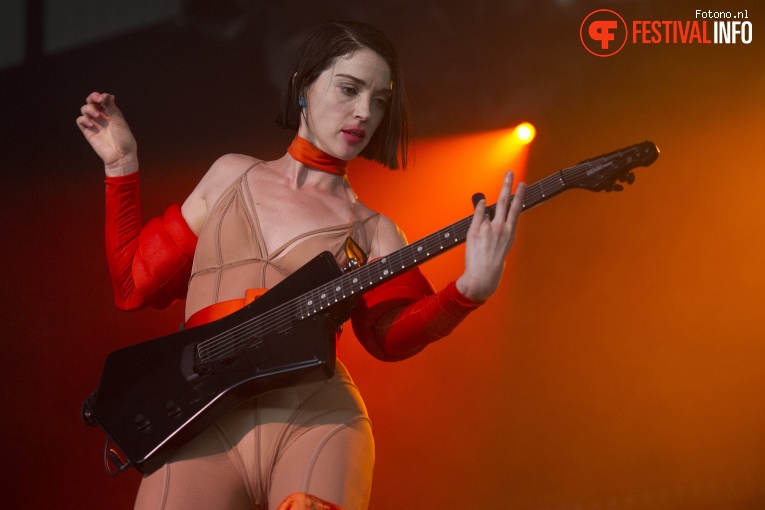 St. Vincent op Down The Rabbit Hole 2018 - Zondag foto