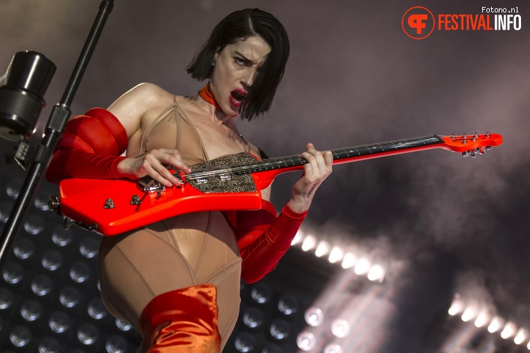 St. Vincent op Down The Rabbit Hole 2018 - Zondag foto