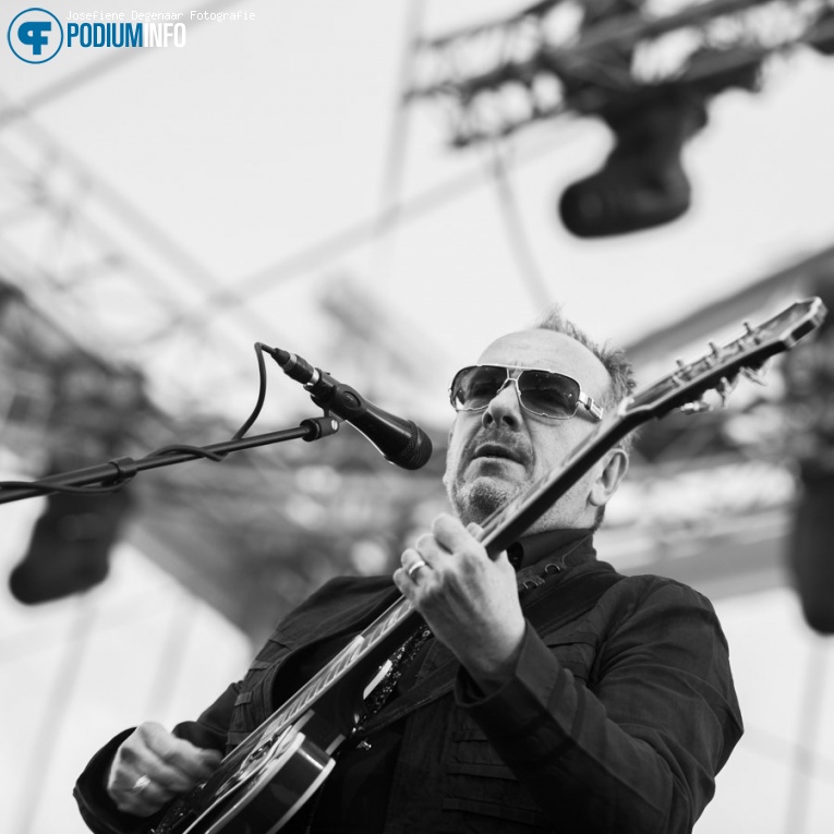 Elvis Costello op Elvis Costello / De Dijk - 05/07 - Paleis Soestdijk foto