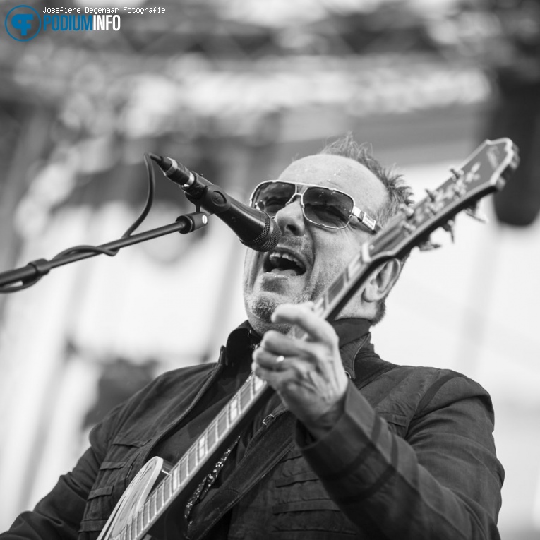 Elvis Costello op Elvis Costello / De Dijk - 05/07 - Paleis Soestdijk foto