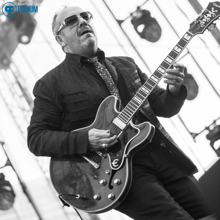 Elvis Costello op Elvis Costello / De Dijk - 05/07 - Paleis Soestdijk foto