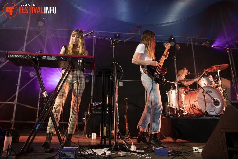 Stonefield (AUS) op Welcome To The Village 2018 - Vrijdag foto