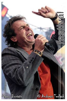Foto Marco Borsato op Koninginnedag 2004