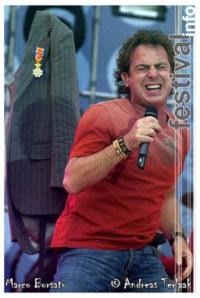 Marco Borsato op Koninginnedag 2004 foto