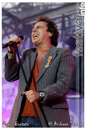 Marco Borsato op Koninginnedag 2004 foto