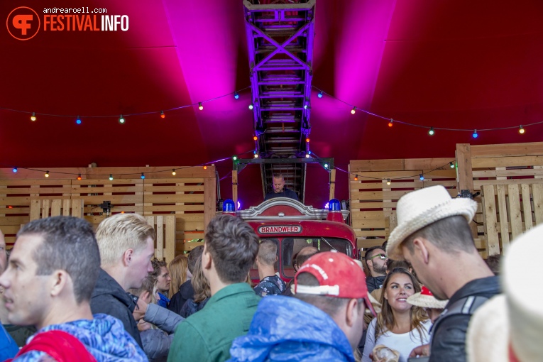 DJ Dennis Wisse op Strandfestival ZAND 2018 foto