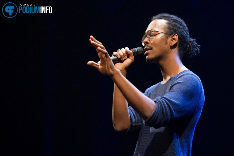 Jeangu Macrooy op Muzikale Helden (generale repetitie) - 12/09 - De Kleine Komedie foto