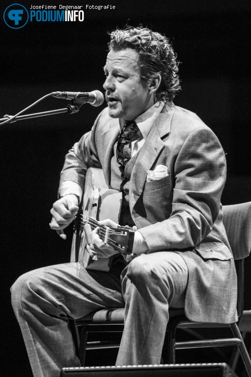 Ian Siegal op Robert Cray - 26/09 - TivoliVredenburg foto